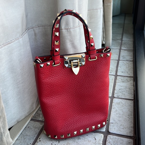 ROCKSTUD GRAINY CALFSKIN POUCH - RED. Never used. Bucket Bag NWOT - Picture 2 of 12